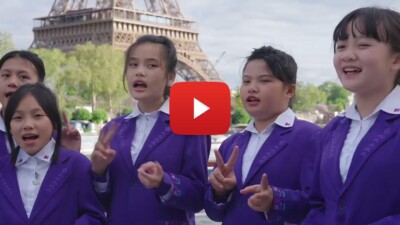 Children from Wuzhishan, Hainan Sings on the Seine in Paris during the opening performance of the Sino-French Gourmet Carnival