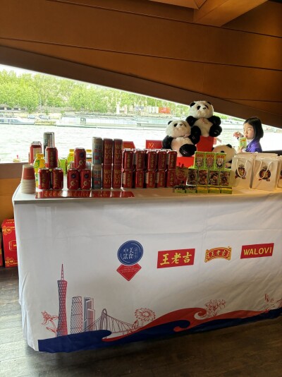 Enjoy the taste of spring together and convey good wishes—— Wanglaoji showed up at the "Sino-French Food Carnival" and Launched the International Brand Identity WALOVI in Paris