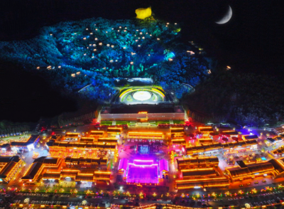 The large-scale live show "Emperor Kangxi's Grand Ceremony" ignites the peak tourist season in Hebei-Chengde